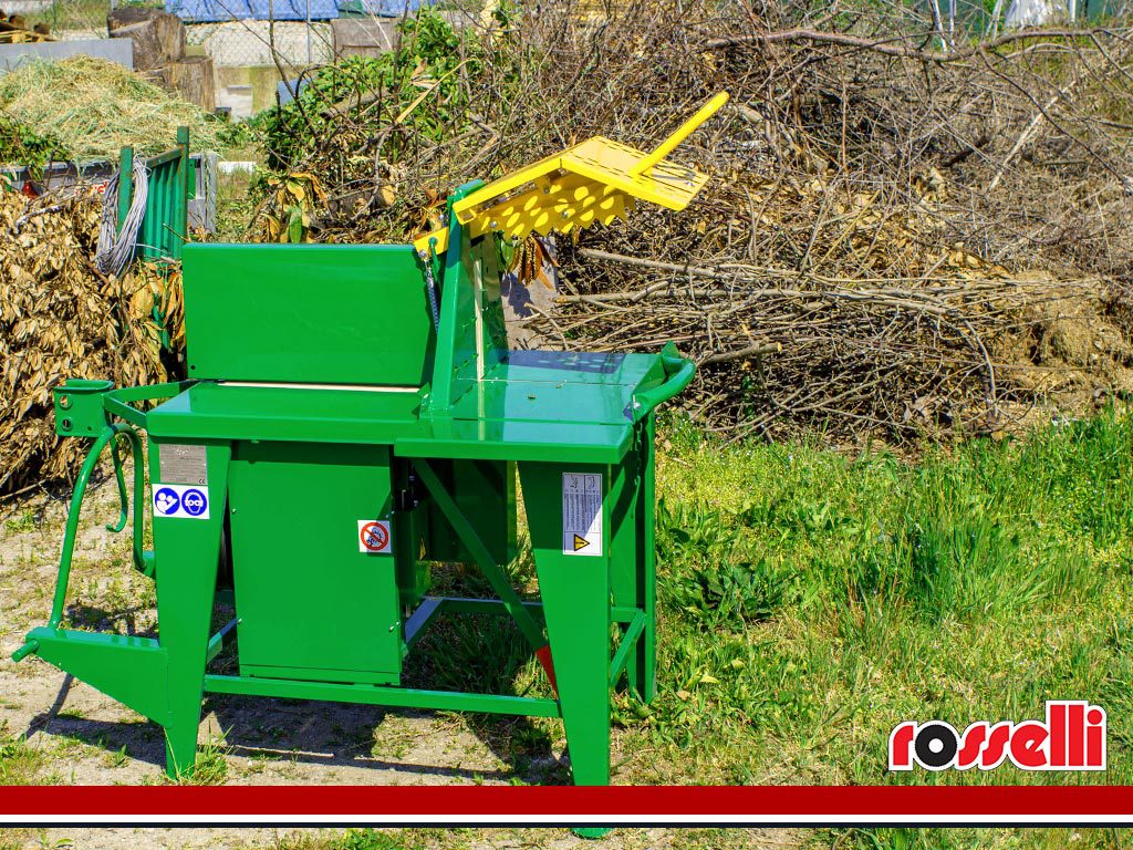 Banc de scie pour scier des branches reliées au troisième point du tracteur