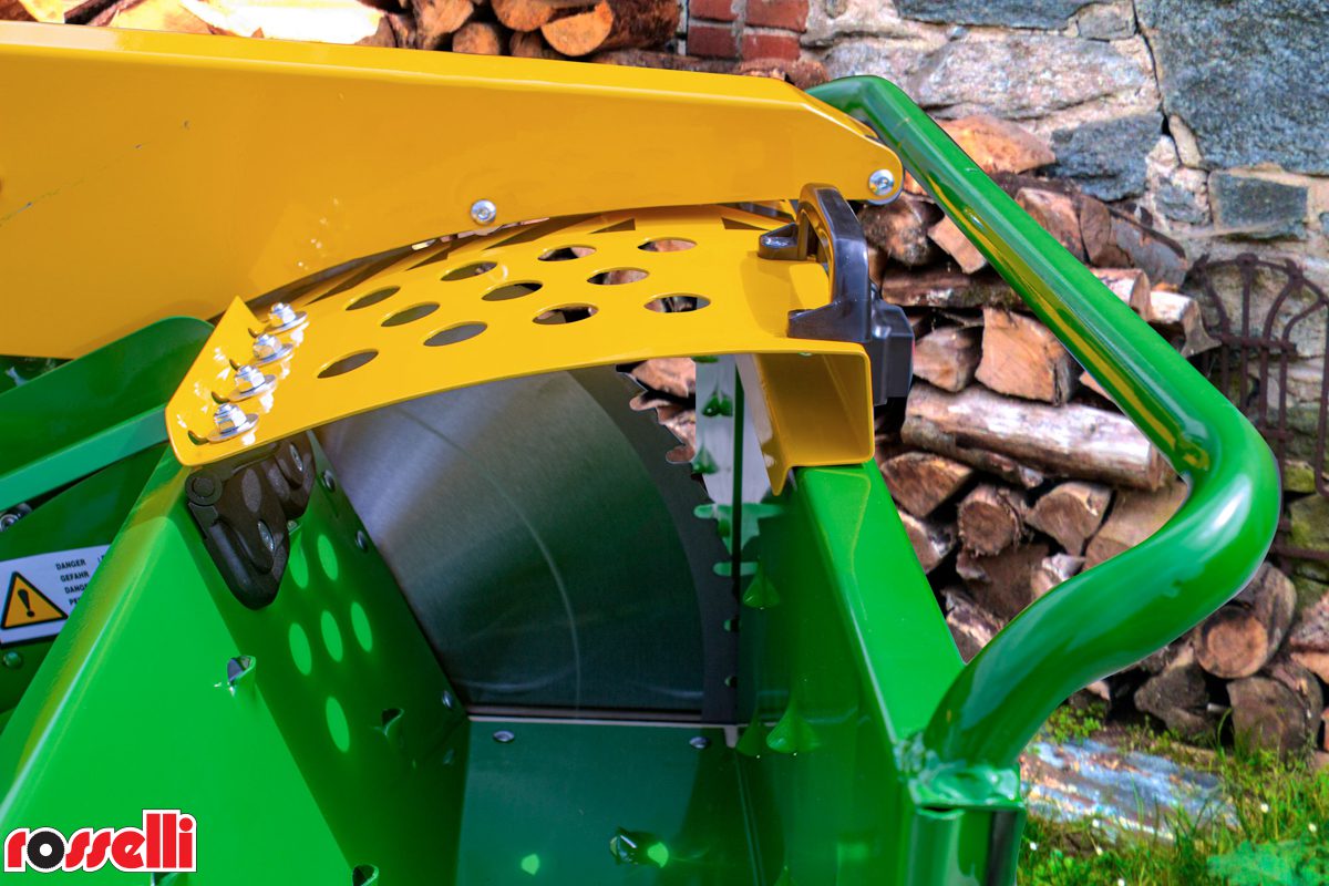 Scie circulaire avec protection de sécurité pour de grandes quantités de bois