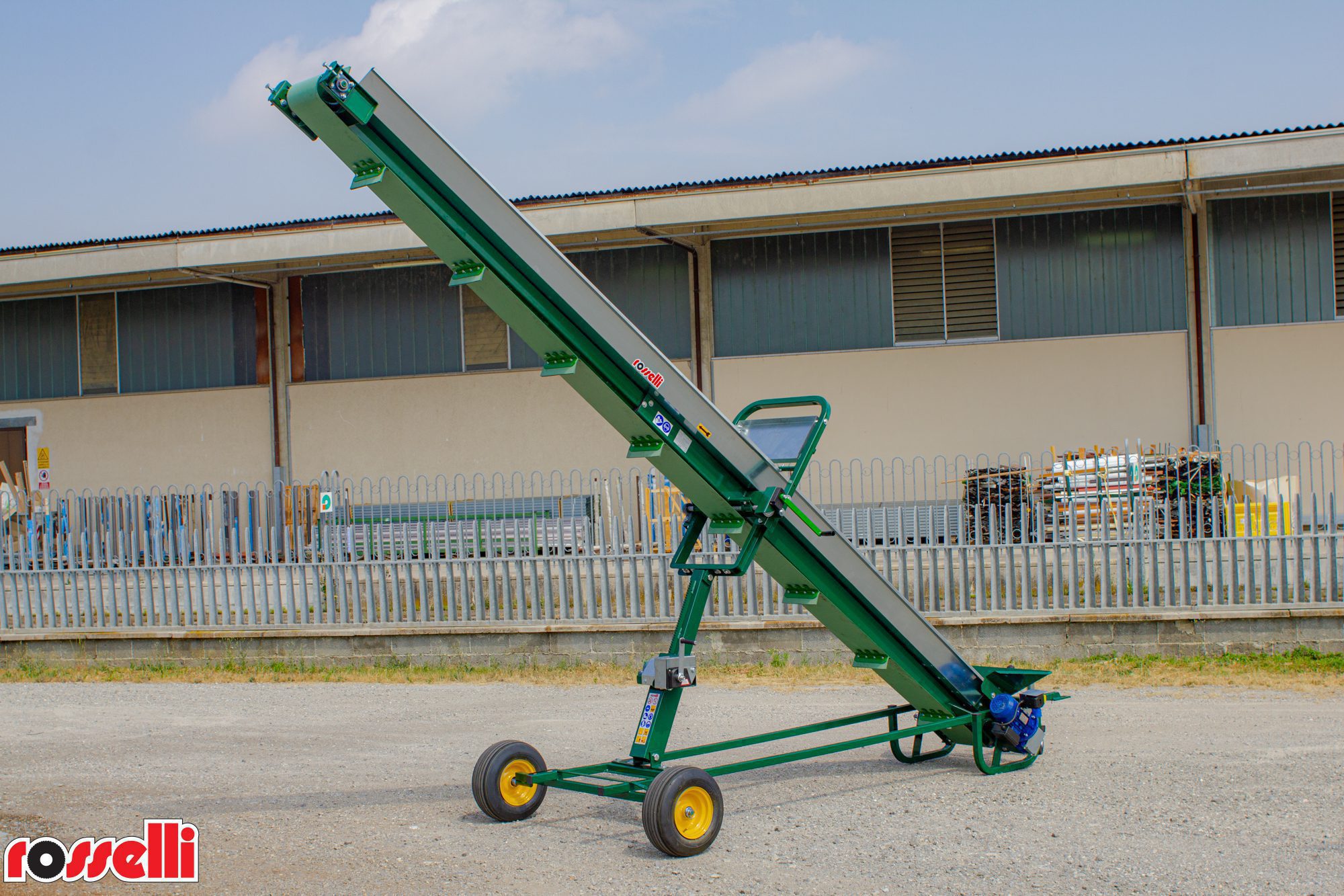 Compact conveyor belt with transport rack